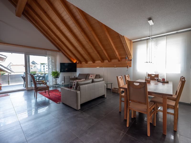 Moderne 4 1/2-Zimmer-Maisonette-Wohnung mit Schwedenofen und grossem Balkon (3)