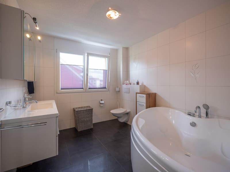Moderne 4 1/2-Zimmer-Maisonette-Wohnung mit Schwedenofen und grossem Balkon (16)