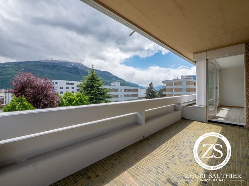 spacious balcony with tile floor, city and mountain views