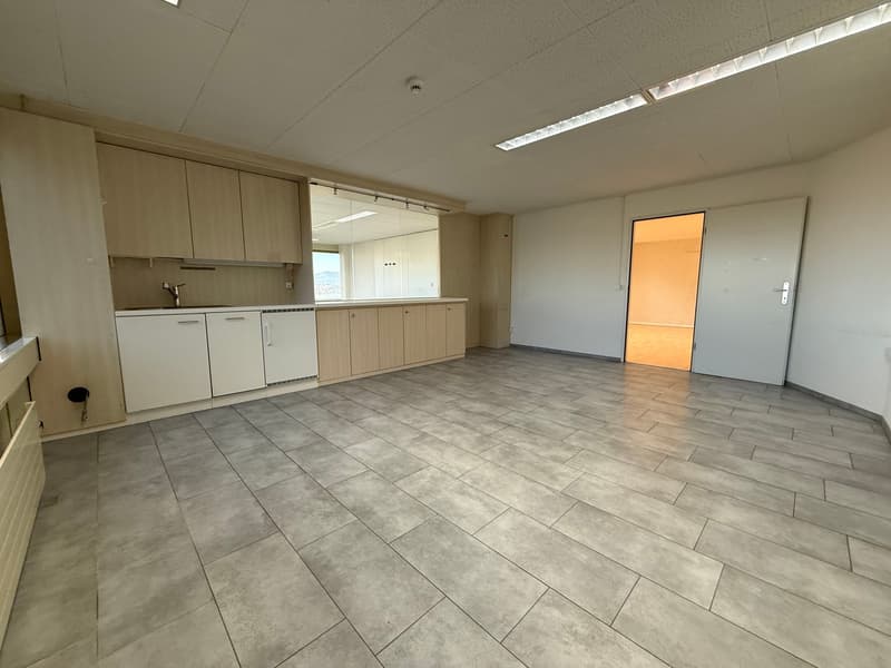 Exklusive Büroräumlichkeiten mit schönem Ausblick in Freienbach (13)