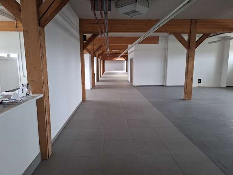 1 800 m2 d'espaces de vente, de bureaux et de stockage dans un emplacement idéal directement à la gare et à proximité de la MILE DE MAGASINS (25)