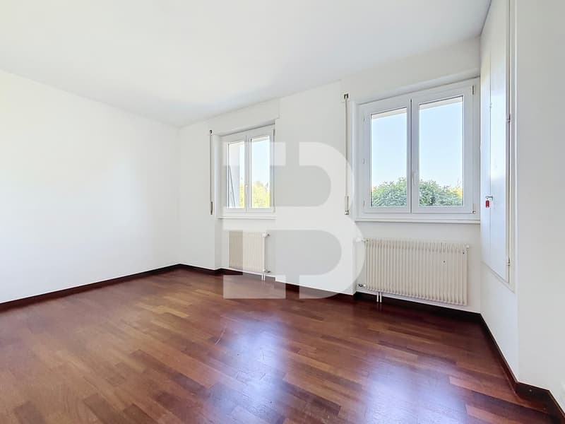 Une chambre avec salle de bains à proximité