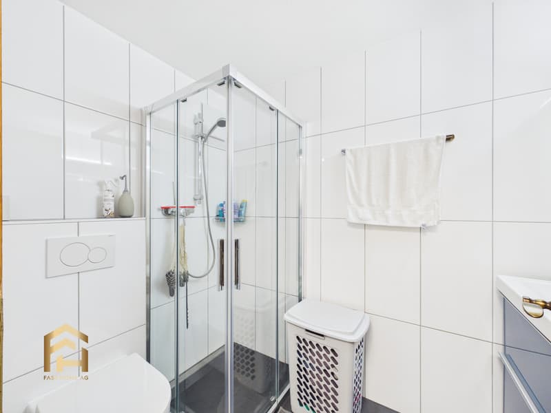 Badezimmer mit Dusche