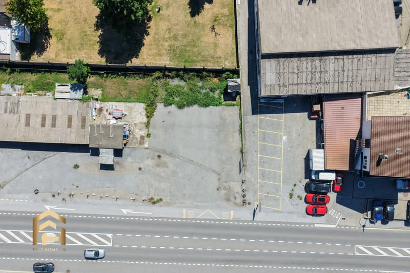 Grosser Gewerbeplatz im Freien an der Kantonsstrasse (2)