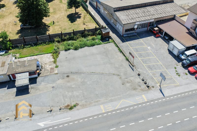Grosser Gewerbeplatz im Freien an der Kantonsstrasse (4)