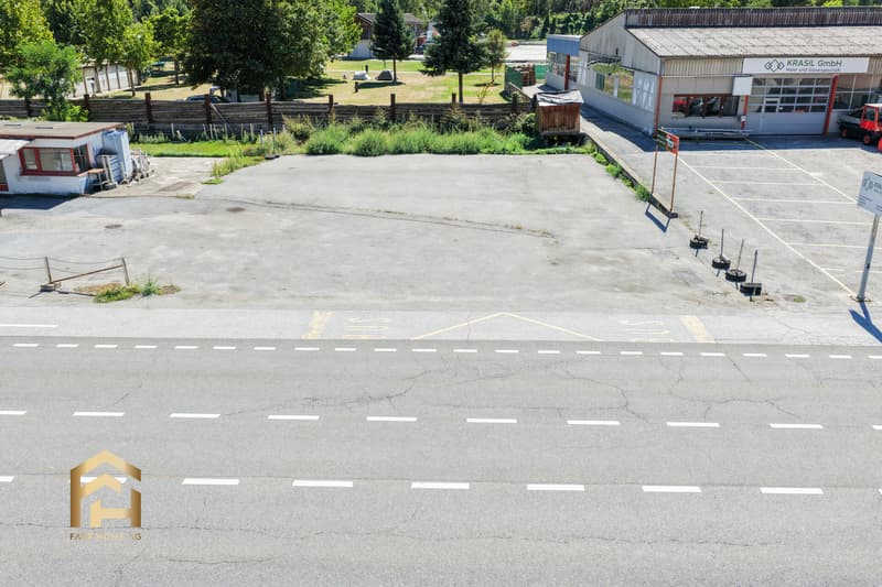 Grosser Gewerbeplatz im Freien an der Kantonsstrasse (1)