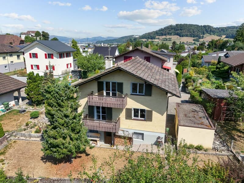 6½-Zimmer-Einfamilienhaus an ruhiger und sonniger Lage in der Tempo-30-Zone (2)
