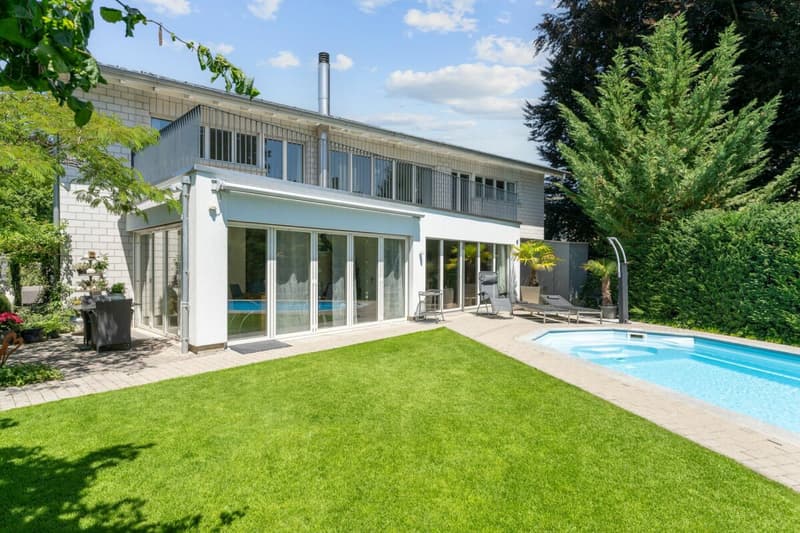 Modern. Grosszügig. Einzigartig. 7½-Zimmer-Einfamilienhaus mit Pool (3)