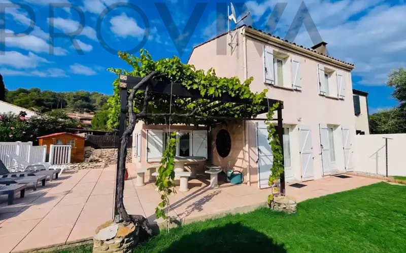 Exklusives mediterranes Wohnparadies mit Pool und Privatsphäre (2)