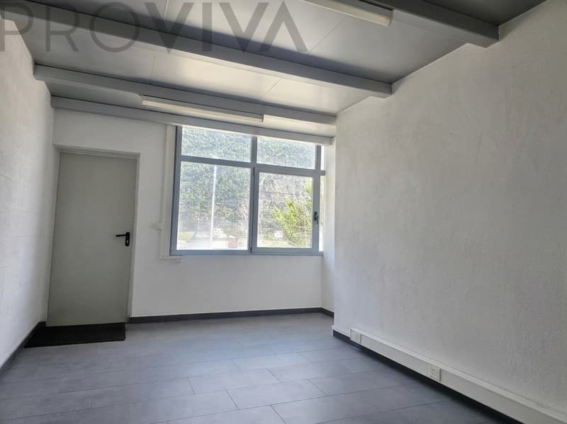 Halle in idealer Lage mit separatem Büro (2)
