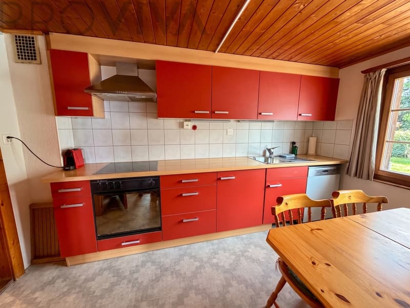 Geräumige Küche mit Eckbank / Cuisine spacieuse avec banquette d'angle