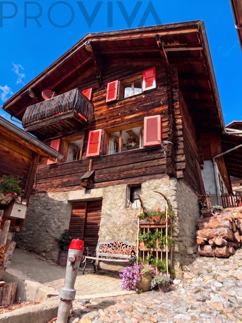 Typisches Walliser Holzhaus / Maison en bois typique du Valais