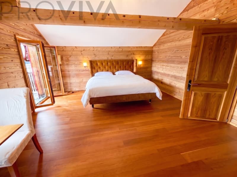 Schlafzimmer mit Balkon im OG / Chambre avec balcon à l'étage