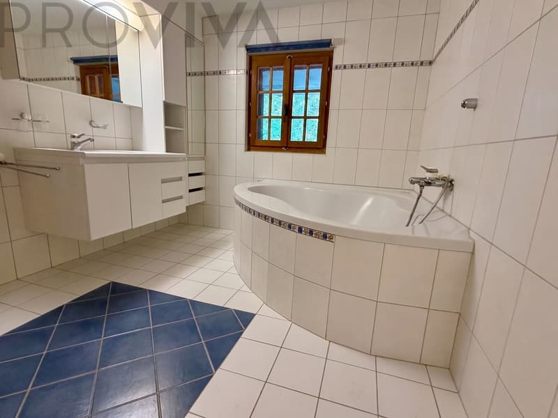 Badezimmer mit Eckbadewanne