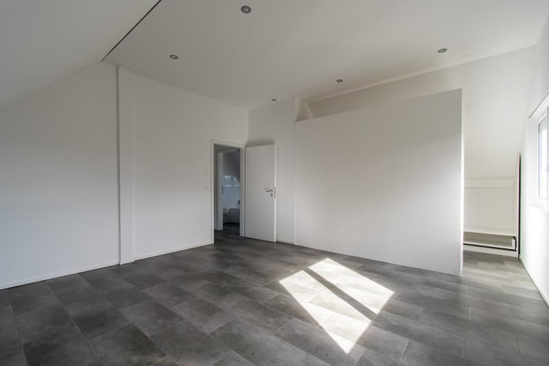 Hochwertige 2.5 Zimmer-Wohnung mit Loggia (8)