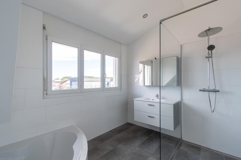Hochwertige 2.5 Zimmer-Wohnung mit Loggia (11)