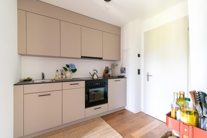 Hochwertige und stilvolle 2.5 Zimmer-Wohnung mit Balkon (2)