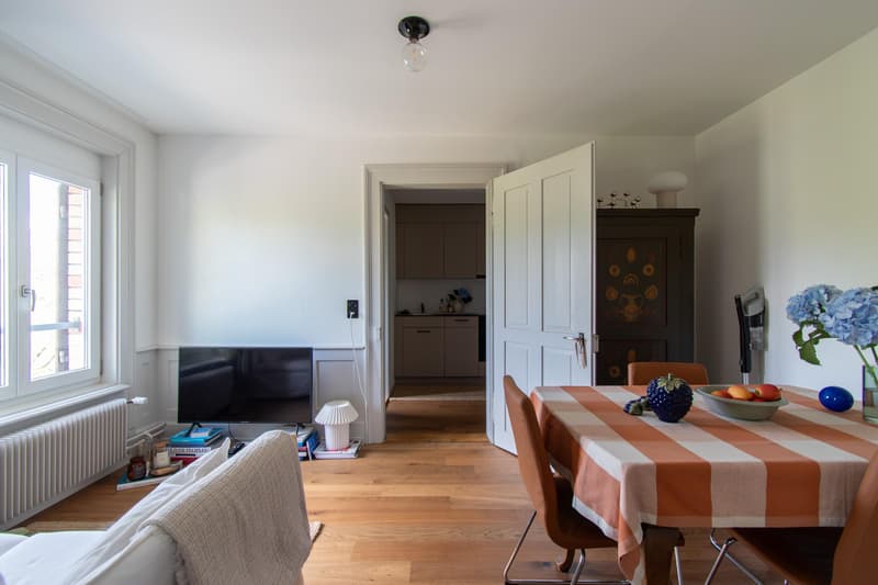 Hochwertige und stilvolle 2.5 Zimmer-Wohnung mit Balkon (10)