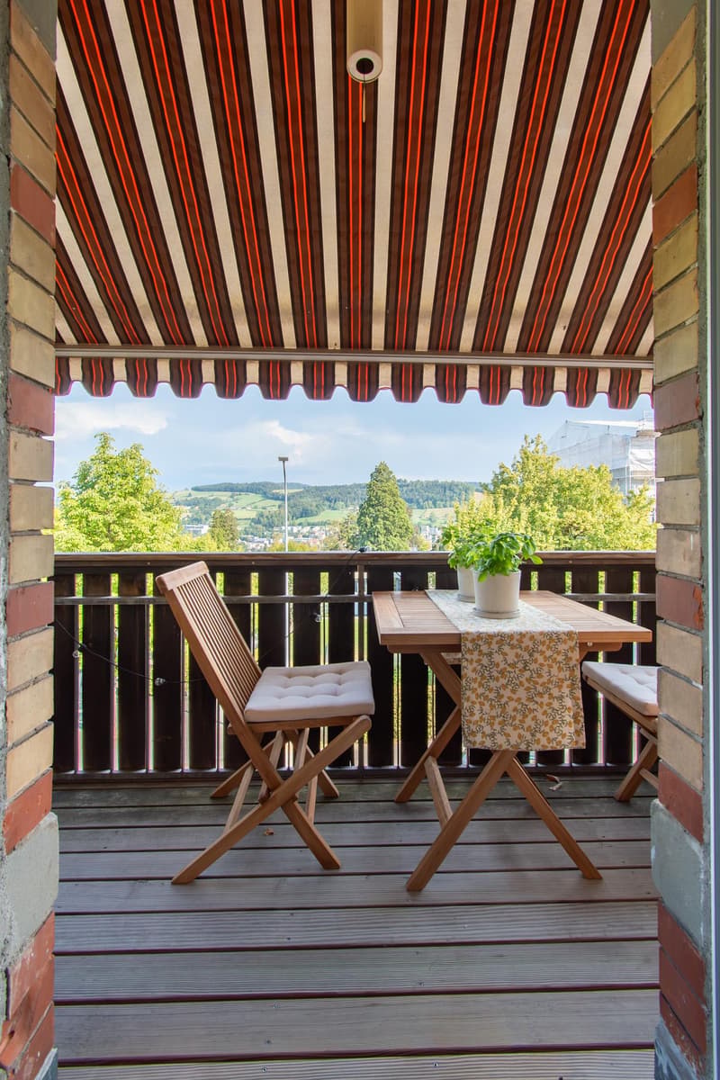 Hochwertige und stilvolle 2.5 Zimmer-Wohnung mit Balkon (5)