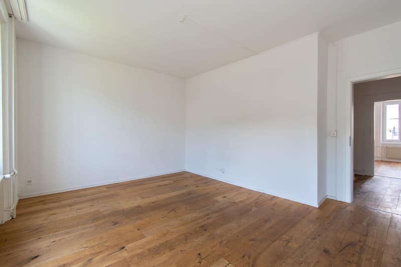 Grosszügige 4 Zimmer-Wohnung mit Balkon an zentraler Lage (3)