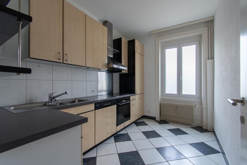 Grosszügige 4 Zimmer-Wohnung mit Balkon an zentraler Lage (6)