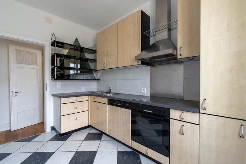 Grosszügige 4 Zimmer-Wohnung mit Balkon an zentraler Lage (5)