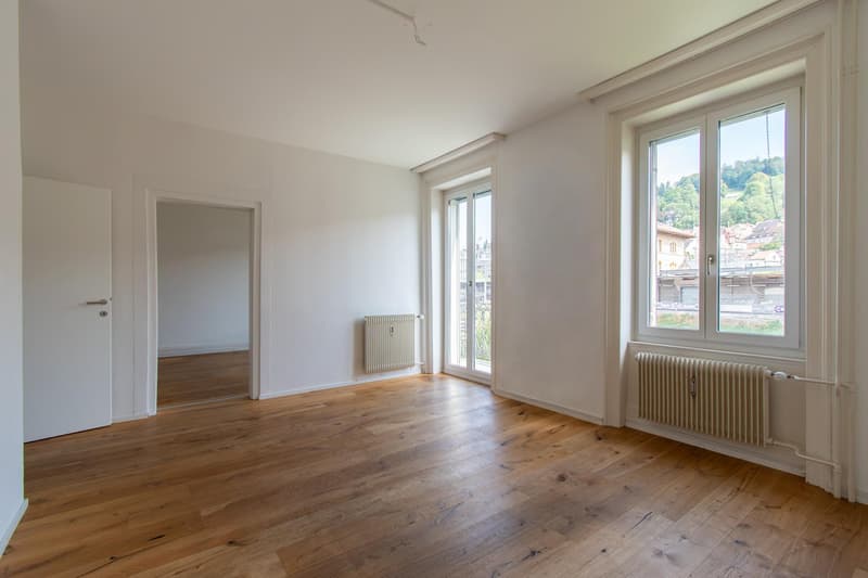 Grosszügige 4 Zimmer-Wohnung mit Balkon an zentraler Lage (2)
