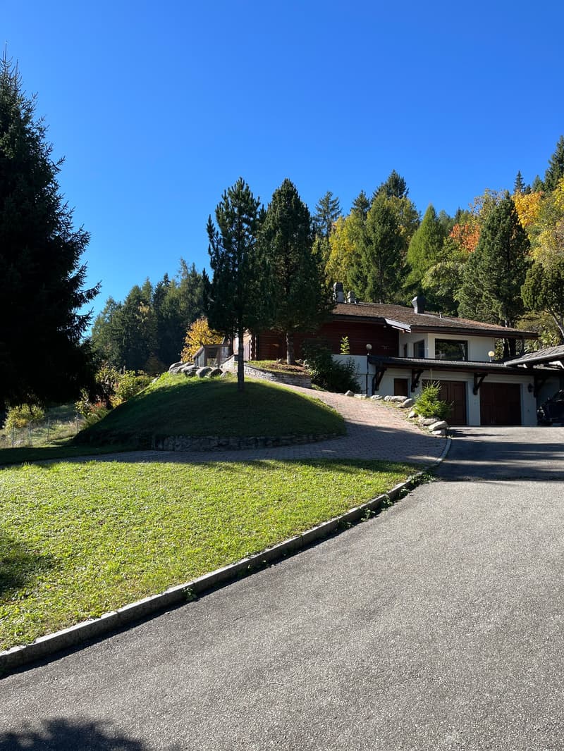 Traumhafte Chalet-Villa mit grossem Inhouse-Pool (2)