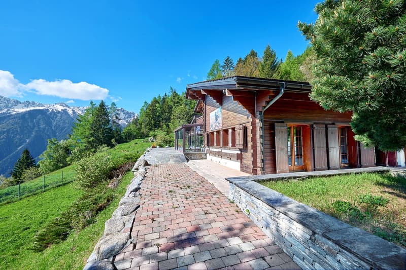 Traumhafte Chalet-Villa mit grossem Inhouse-Pool (4)