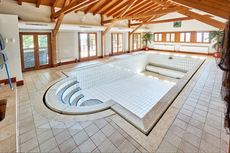 Traumhafte Chalet-Villa mit grossem Inhouse-Pool (7)