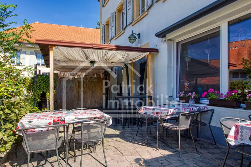 Immeuble d'habitation avec café restaurant Rendement brut 4,89 % (3)