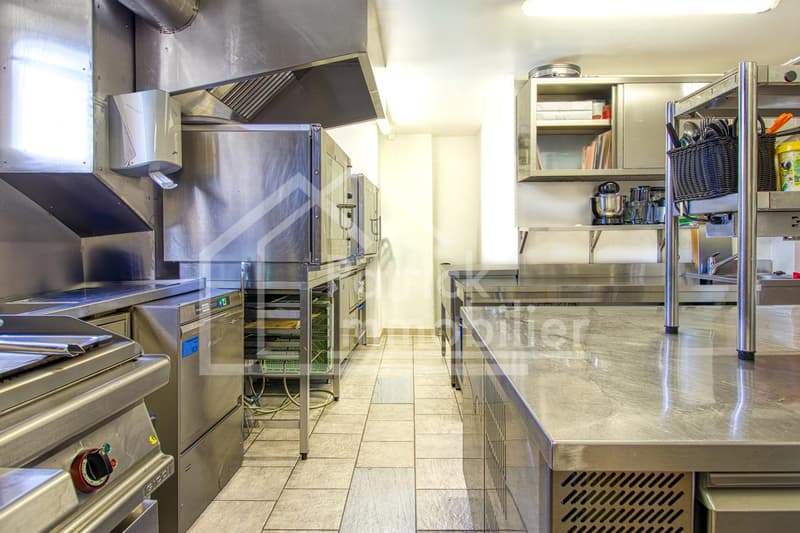 Immeuble d'habitation avec café restaurant Rendement brut 4,89 % (7)