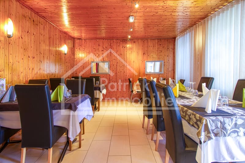 Immeuble d'habitation avec café restaurant Rendement brut 4,89 % (6)