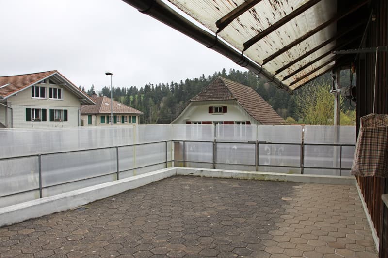 Grosse Terrasse auf der Hausseite