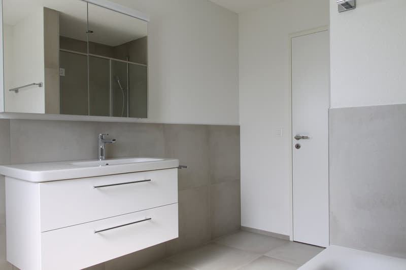 Badezimmer mit Badewanne und Dusche