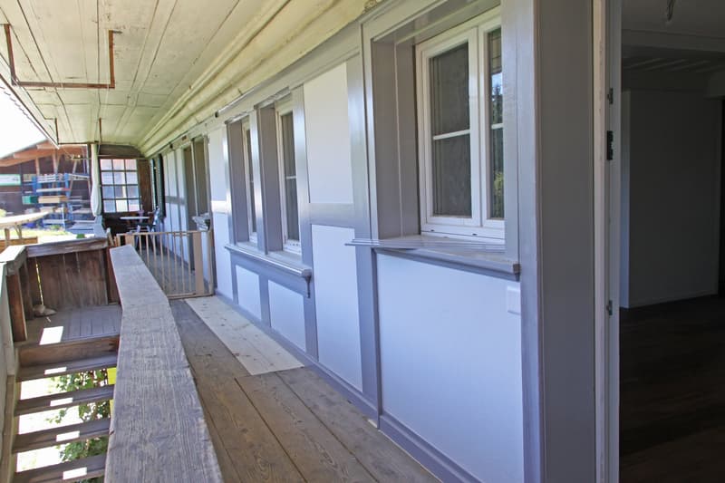 Balkon bei der Küche mit Treppe zum Garten