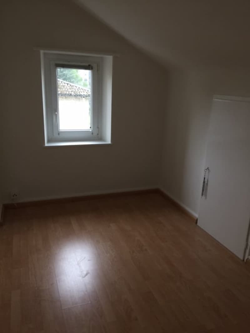 empty room, wooden floor, white walls, window, door