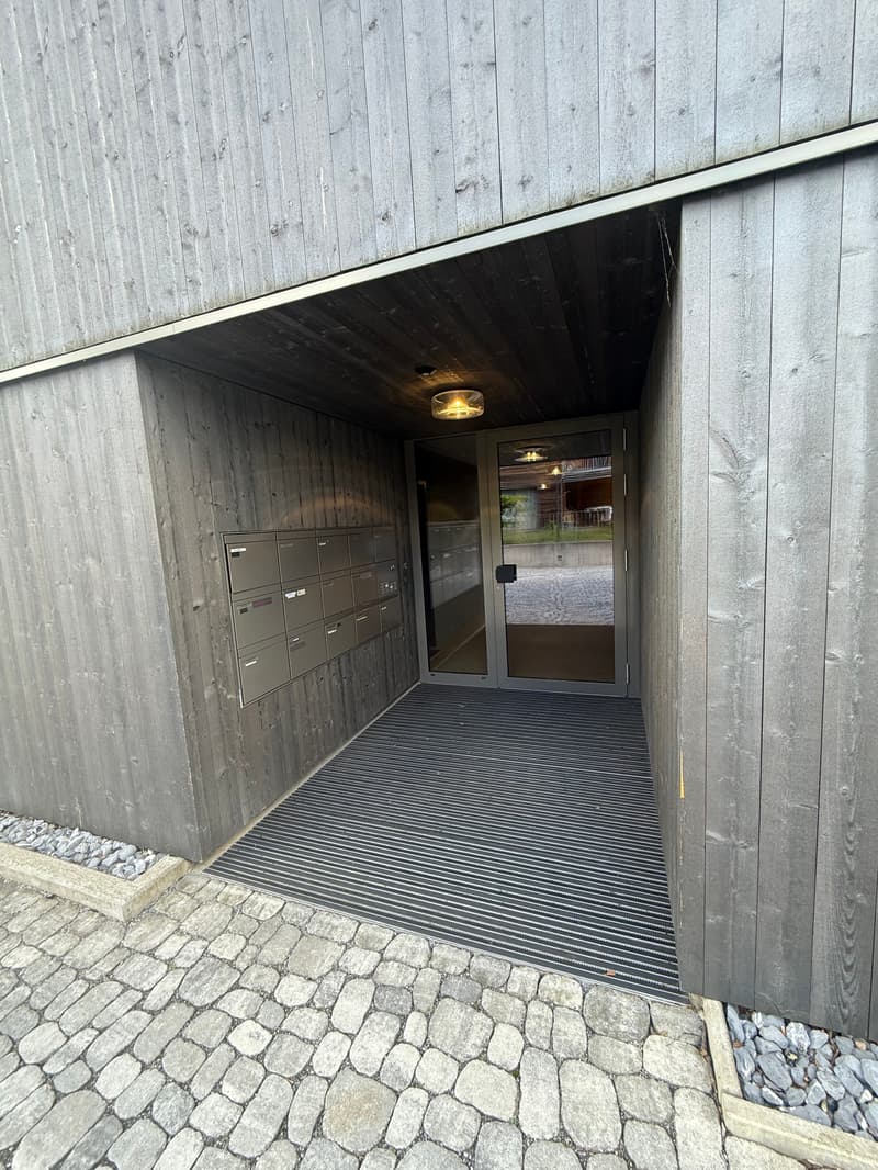Helle, klimatisierte 2.5-Zimmer Wohnung mit Balkon und Tiefgaragenparkplatz (15)