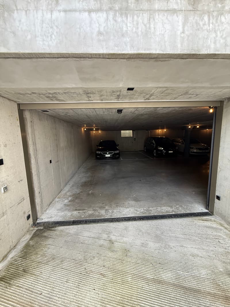 Helle, klimatisierte 2.5-Zimmer Wohnung mit Balkon und Tiefgaragenparkplatz (14)