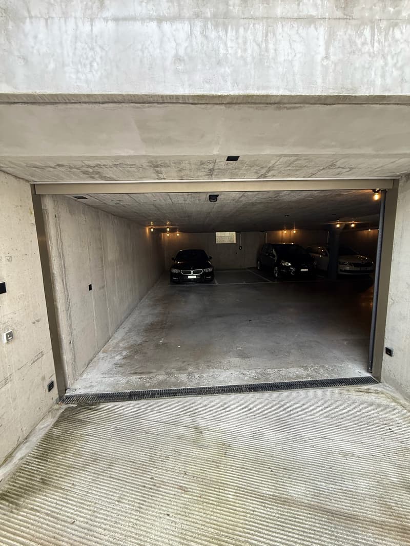 Helle, klimatisierte 2.5-Zimmer Wohnung mit Balkon und Tiefgaragenparkplatz (14)