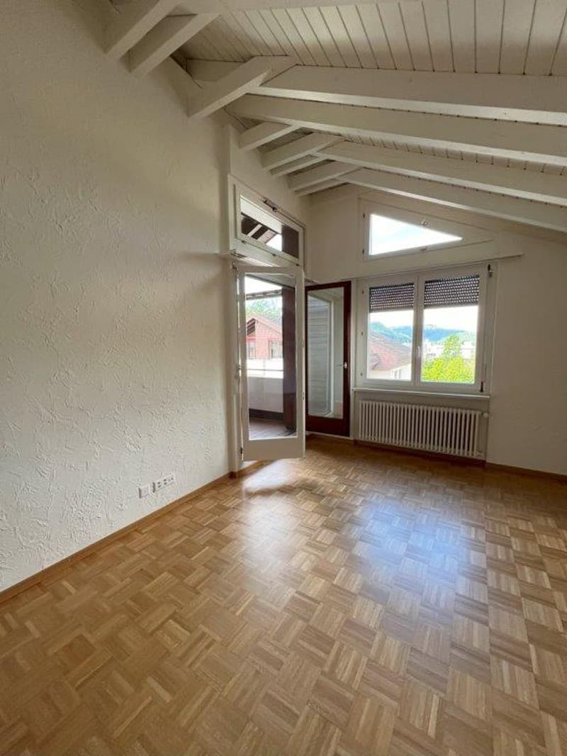 2.5-Zimmer Dachwohnung mit gedeckter Loggia und Lift (5)