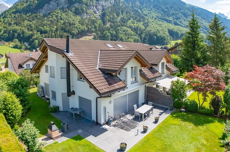 Erstklassiges Doppel-Einfamilienhaus an attraktiver Lage in Engelberg (1)