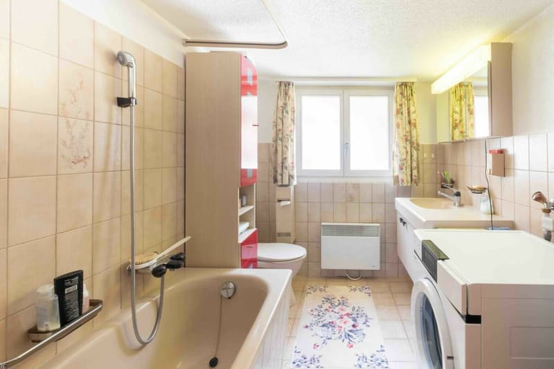 Bad mit Badewanne, WC und Lavabo