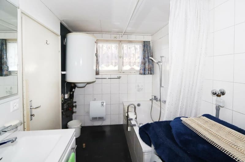 Bad mit Duschwanne, WC und Lavabo inkl. Waschmaschine und Boiler 1.OG