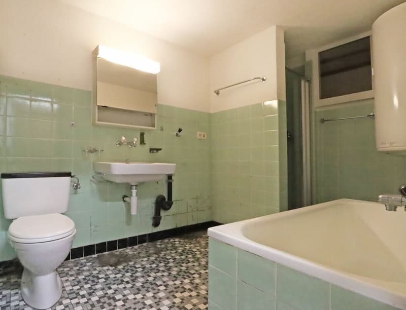 Badezimmer mit WC, Dusche Badewanne und Lavabo EG