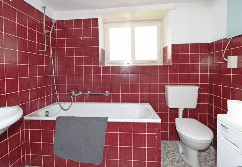 Bad mit WC, Duschwanne und Lavabo 1.ZG