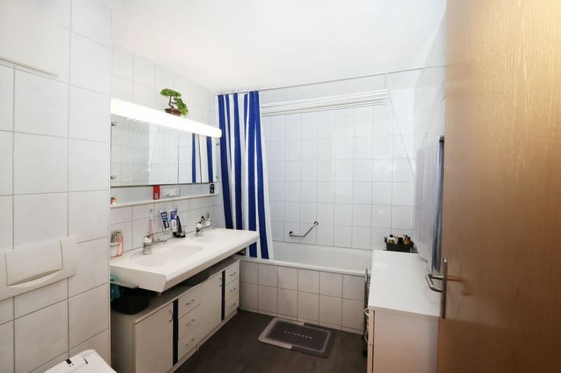 Bad mit WC, Badewanne und Doppellavabo
