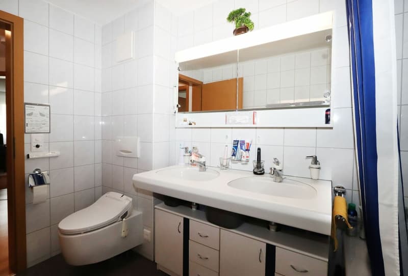 Bad mit WC, Badewanne und Doppellavabo