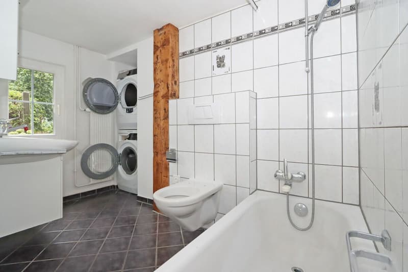 Bad mit WC, Doppellavabo und Duschwanne HP