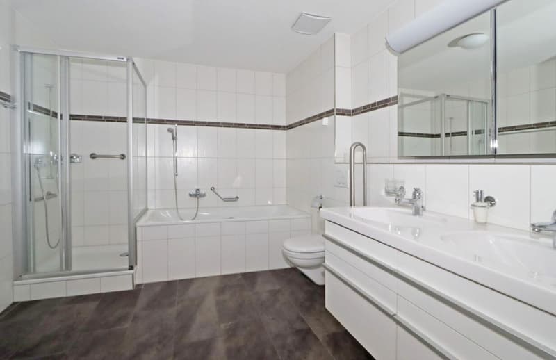 Bad mit Dusche, Badewanne, WC und Doppellavabo
